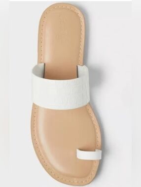 Woman’s White Croc-Pattern Sandals . By Universal Thread  Size 7.5 , 8 & 8.5